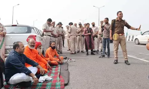 Ghaziabad: दिल्ली पुलिस ने यूपी बॉर्डर पर नरसिंहानंद गिरी को रोका, आमरण अनशन के लिए सड़क पर बैठे Ghaziabad: दिल्ली पुलिस ने यूपी बॉर्डर पर नरसिंहानंद गिरी को रोका, आमरण अनशन के लिए सड़क पर बैठे