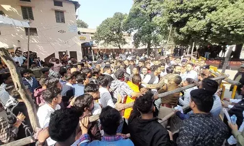 Student Union Election: डीएवी में आपस में भिड़े छात्र संगठन, चले लात-घूंसे, पुलिस ने लाठीचार्ज कर दौड़ाया Student Union Election: डीएवी में आपस में भिड़े छात्र संगठन, चले लात-घूंसे, पुलिस ने लाठीचार्ज कर दौड़ाया