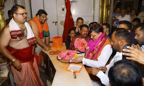 CM Dhami Mumbai Visit: सीएम धामी ने सिद्धिविनायक मंदिर में किए दर्शन, पूजा कर लिया बप्पा का आशीर्वाद CM Dhami Mumbai Visit: सीएम धामी ने सिद्धिविनायक मंदिर में किए दर्शन, पूजा कर लिया बप्पा का आशीर्वाद