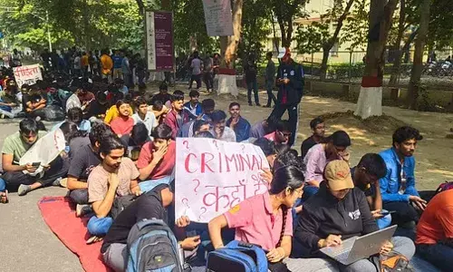 IIT BHU में आज: क्रिमिनल कहां हैं, पोस्टर बैनर के साथ आज फिर सड़कों पर उतरे बीएचयू के छात्र IIT BHU में आज: क्रिमिनल कहां हैं, पोस्टर बैनर के साथ आज फिर सड़कों पर उतरे बीएचयू के छात्र