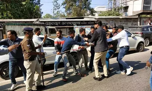 Doiwala: छात्रसंघ चुनाव के दौरान हुए विवाद को लेकर कांग्रेसियों का प्रदर्शन, पुलिस ने छीना पुतला