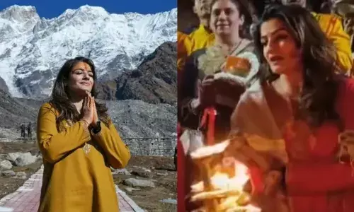 केदारनाथ के बाद ऋषिकेश पहुंची रवीना टंडन, बेटी राशा और पुजारियों संग की गंगा आरती
