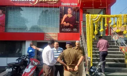 10 मिनट में 10 करोड़ की लूट: कीमती आभूषण शोरूम में सजाने की थी तैयारी फिल्मी स्टाइल में बदमाशों ने डाली डकैती 10 मिनट में 10 करोड़ की लूट: कीमती आभूषण शोरूम में सजाने की थी तैयारी फिल्मी स्टाइल में बदमाशों ने डाली डकैती