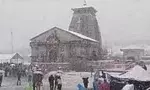 केदारनाथ में बर्फबारी फुहारों के बीच धाम में चरम पर भक्तों का उत्साह, दिखा खूबसूरत नजारा केदारनाथ में बर्फबारी फुहारों के बीच धाम में चरम पर भक्तों का उत्साह, दिखा खूबसूरत नजारा