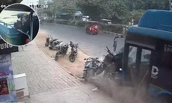 Rohini Bus Accident: रोहिणी में हुए हादसे का बस के अंदर का फुटेज आया सामने, वीडियो देखकर खड़े हो जाएंगे रोंगटे Rohini Bus Accident: रोहिणी में हुए हादसे का बस के अंदर का फुटेज आया सामने, वीडियो देखकर खड़े हो जाएंगे रोंगटे