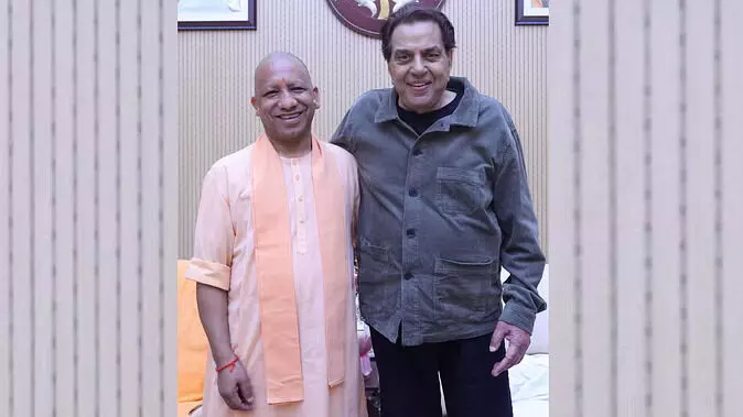 Lucknow: फिल्म स्टार धर्मेंद्र के साथ बेहद खुश नजर आए मुख्यमंत्री योगी, सीएम आवास पर हुई मुलाकात, तस्वीरें Lucknow: फिल्म स्टार धर्मेंद्र के साथ बेहद खुश नजर आए मुख्यमंत्री योगी, सीएम आवास पर हुई मुलाकात, तस्वीरें