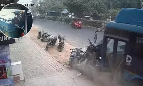 Rohini Bus Accident: रोहिणी में हुए हादसे का बस के अंदर का फुटेज आया सामने, वीडियो देखकर खड़े हो जाएंगे रोंगटे Rohini Bus Accident: रोहिणी में हुए हादसे का बस के अंदर का फुटेज आया सामने, वीडियो देखकर खड़े हो जाएंगे रोंगटे