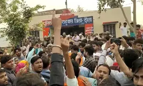 Rajasthan: एसआई पर चार साल की मासूम से दुष्कर्म करने का आरोप, भाजपा ने गहलोत सरकार पर बोला हमला Rajasthan: एसआई पर चार साल की मासूम से दुष्कर्म करने का आरोप, भाजपा ने गहलोत सरकार पर बोला हमला