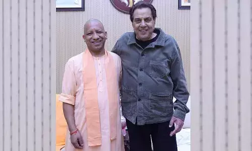 Lucknow: फिल्म स्टार धर्मेंद्र के साथ बेहद खुश नजर आए मुख्यमंत्री योगी, सीएम आवास पर हुई मुलाकात, तस्वीरें Lucknow: फिल्म स्टार धर्मेंद्र के साथ बेहद खुश नजर आए मुख्यमंत्री योगी, सीएम आवास पर हुई मुलाकात, तस्वीरें