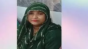 ग्राम प्रधान बनने के लिए मुस्लिम युवक से शादी करने वाली रजनी की मौत, यह रही वजह.. नाजिम ने दी मुखाग्नि ग्राम प्रधान बनने के लिए मुस्लिम युवक से शादी करने वाली रजनी की मौत, यह रही वजह.. नाजिम ने दी मुखाग्नि