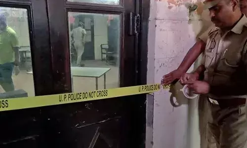 लखनऊ में सनसनीखेज वारदात, पीएसी इंस्पेक्टर को गोलियों से भूना, सदमे में पत्नी और बेटी लखनऊ में सनसनीखेज वारदात, पीएसी इंस्पेक्टर को गोलियों से भूना, सदमे में पत्नी और बेटी