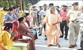 सीएम योगी ने जनता दर्शन में सुनीं 300 लोगों की समस्याएं, बोले- घबराइए मत, होगी प्रभावी कार्रवाई