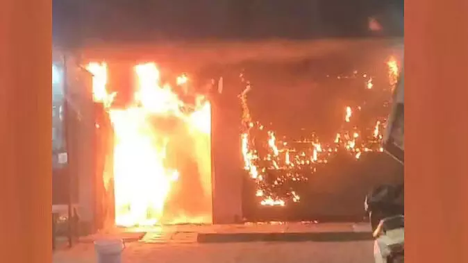 Raebareli: इलेक्ट्रॉनिक्स व फर्नीचर की दुकान में आग, लाखों का नुकसान, घर वालों ने किसी तरह भाग कर बचाई जान Raebareli: इलेक्ट्रॉनिक्स व फर्नीचर की दुकान में आग, लाखों का नुकसान, घर वालों ने किसी तरह भाग कर बचाई जान