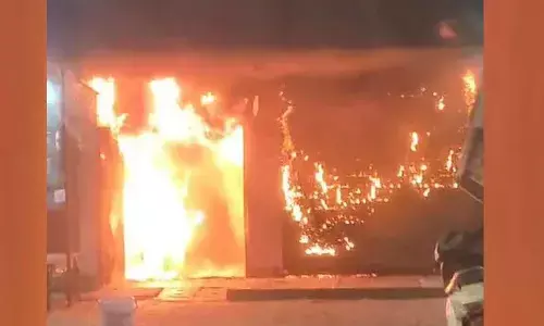 Raebareli: इलेक्ट्रॉनिक्स व फर्नीचर की दुकान में आग, लाखों का नुकसान, घर वालों ने किसी तरह भाग कर बचाई जान