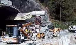 फूटा मजदूरों का गुस्सा, कंपनी की बड़ी लापरवाही आई सामने, इस वजह से हुआ भूस्खलन फूटा मजदूरों का गुस्सा, कंपनी की बड़ी लापरवाही आई सामने, इस वजह से हुआ भूस्खलन