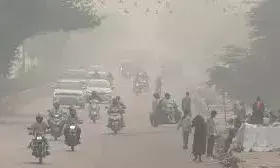 जहरीली होती जा रही राजधानी की आबोहवा, 500 पार पहुंचा AQI; जानें दिल्लीवासियों को कब मिलेगी राहत जहरीली होती जा रही राजधानी की आबोहवा, 500 पार पहुंचा AQI; जानें दिल्लीवासियों को कब मिलेगी राहत