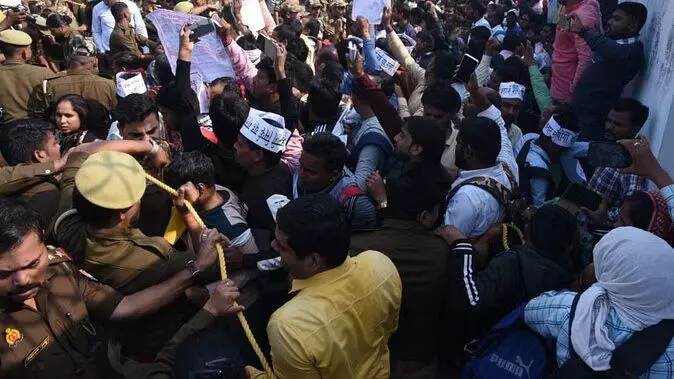 69000 शिक्षक भर्ती: अभ्यर्थियों ने बेसिक शिक्षा मंत्री के आवास का किया घेराव, पुलिस ने ईको गार्डेन भेजा 69000 शिक्षक भर्ती: अभ्यर्थियों ने बेसिक शिक्षा मंत्री के आवास का किया घेराव, पुलिस ने ईको गार्डेन भेजा