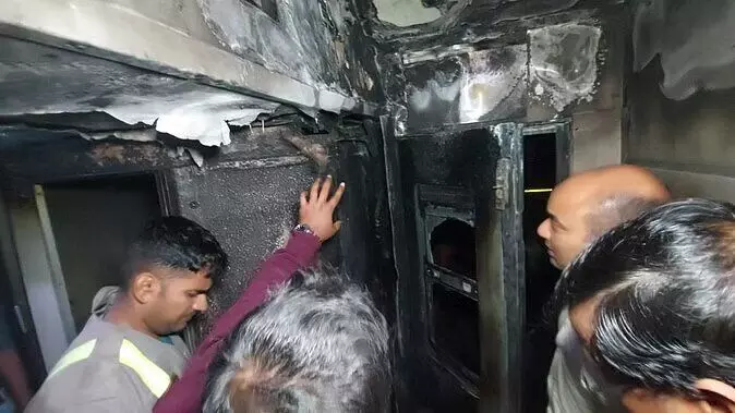 Train Accident: नई दिल्ली-दरभंगा ट्रेन में लगी आग, कारण जानने आईं तीन टीमों ने घटनास्थल और कोच के हाल देखे Train Accident: नई दिल्ली-दरभंगा ट्रेन में लगी आग, कारण जानने आईं तीन टीमों ने घटनास्थल और कोच के हाल देखे