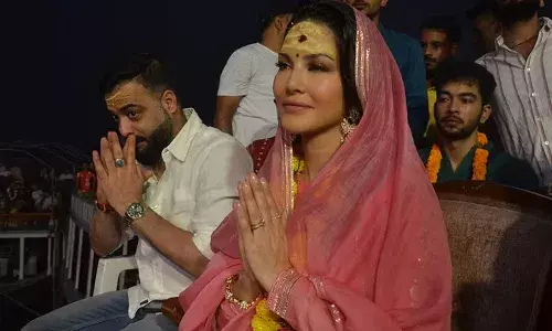 Varanasi: गुलाबी रंग का सूट पहनकर बाबा के दरबार पहुंचीं सनी लियोनी, माथे पर त्रिपुंड और गंगा तट पर उतारी आरती Varanasi: गुलाबी रंग का सूट पहनकर बाबा के दरबार पहुंचीं सनी लियोनी, माथे पर त्रिपुंड और गंगा तट पर उतारी आरती