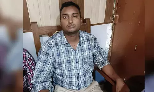 Gorakhpur News: एंटी करप्शन की टीम ने बिजली निगम के बाबू को घूस लेते रंगे हाथ पकड़ा, पुलिस हाथ सौंपा