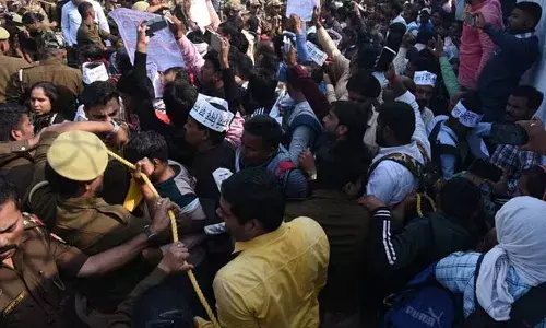 69000 शिक्षक भर्ती: अभ्यर्थियों ने बेसिक शिक्षा मंत्री के आवास का किया घेराव, पुलिस ने ईको गार्डेन भेजा 69000 शिक्षक भर्ती: अभ्यर्थियों ने बेसिक शिक्षा मंत्री के आवास का किया घेराव, पुलिस ने ईको गार्डेन भेजा