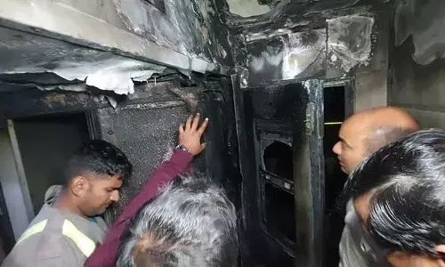 Train Accident: नई दिल्ली-दरभंगा ट्रेन में लगी आग, कारण जानने आईं तीन टीमों ने घटनास्थल और कोच के हाल देखे Train Accident: नई दिल्ली-दरभंगा ट्रेन में लगी आग, कारण जानने आईं तीन टीमों ने घटनास्थल और कोच के हाल देखे