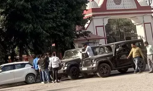 Gorakhpur: जन्मदिन भी दबंग अंदाज में, गोरखपुर विश्वविद्यालय के गेट पर काटा केक; मूकदर्शक बने रहे सुरक्षा गार्ड