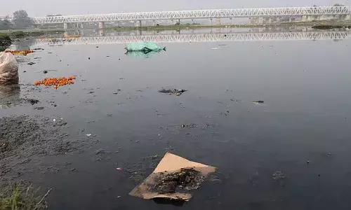 Chhath Puja 2023: छठ पर्व और यमुना का ऐसा हाल.., डुबकी तो छोड़िए, छूने लायक भी नहीं है यहां का पानी