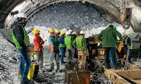 मेरा पेट नहीं भर रहा, मुझे जल्दी बाहर निकालो...20 साल के दीपक की टूट रही अब हिम्मत