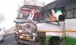 पौड़ी सतपुली एकेश्वर मार्ग पर दो बसों की भिड़ंत, बाल-बाल बचे 22 यात्री, घायलों को पहुंचाया अस्पताल |