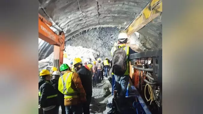 Uttarkashi Tunnel Rescue: जगी उम्मीद...भाई से बोला सुरंग में फंसा फोरमैन, चिंता न करो दो दिन में बाहर आ जाएंगे Uttarkashi Tunnel Rescue: जगी उम्मीद...भाई से बोला सुरंग में फंसा फोरमैन, चिंता न करो दो दिन में बाहर आ जाएंगे