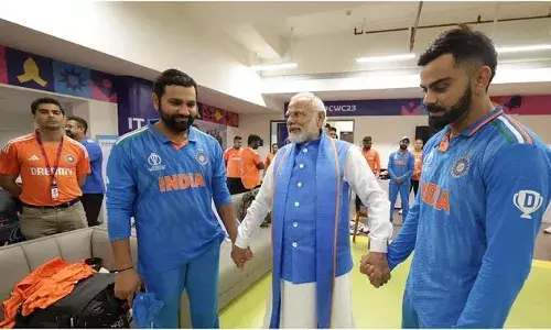 Video: टीम इंडिया के ड्रेसिंग रूम में पीएम मोदी के जाने का वीडियो आया सामने, सबको दिल्ली आने का दिया निमंत्रण Video: टीम इंडिया के ड्रेसिंग रूम में पीएम मोदी के जाने का वीडियो आया सामने, सबको दिल्ली आने का दिया निमंत्रण