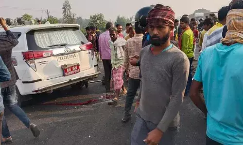 Bihar : डीएम की कार से कुचलकर तीन की मौत, नेशनल हाइवे जाम; लोग कर रहे हंगामा, मृतकों में एक महिला भी Bihar : डीएम की कार से कुचलकर तीन की मौत, नेशनल हाइवे जाम; लोग कर रहे हंगामा, मृतकों में एक महिला भी
