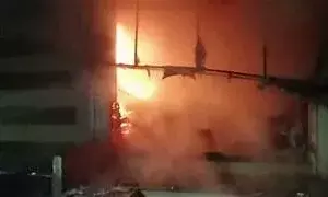 Aligarh News: तीन मंजिला कपड़ा गोदाम-दुकान में लगी भीषण आग, 80 लाख से अधिक का माल जलकर हुआ राख Aligarh News: तीन मंजिला कपड़ा गोदाम-दुकान में लगी भीषण आग, 80 लाख से अधिक का माल जलकर हुआ राख