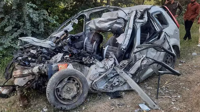 Sitapur: ट्रक से टकराने के बाद कार पर गिरे सीमेंट के पाइप, नीचे दबकर चार की मौके पर ही मौत Sitapur: ट्रक से टकराने के बाद कार पर गिरे सीमेंट के पाइप, नीचे दबकर चार की मौके पर ही मौत