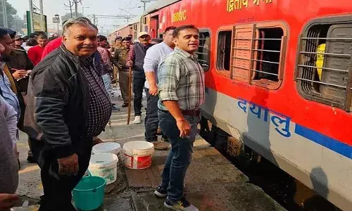 Aligarh News: ट्रेन में मिली केरोसिन की बोतल, कराई गाड़ी की धुलाई Aligarh News: ट्रेन में मिली केरोसिन की बोतल, कराई गाड़ी की धुलाई