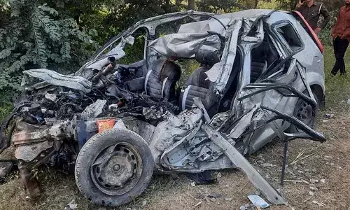 Sitapur: ट्रक से टकराने के बाद कार पर गिरे सीमेंट के पाइप, नीचे दबकर चार की मौके पर ही मौत Sitapur: ट्रक से टकराने के बाद कार पर गिरे सीमेंट के पाइप, नीचे दबकर चार की मौके पर ही मौत