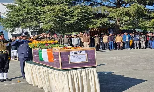 तस्वीरें: आतंकी मुठभेड़ में शहीद संजय बिष्ट को सैनिक स्कूल में दी श्रद्धांजलि, हर आंख रहीं नम