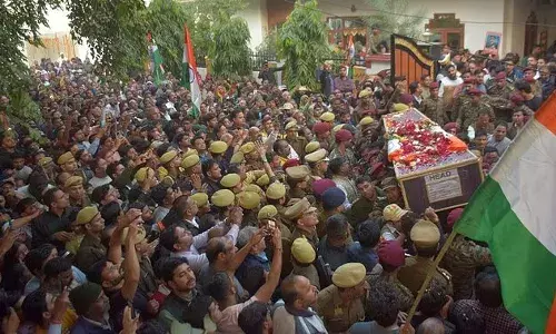 Captain Shubham Gupta Last Rites: रिश्ता न नाता... बलिदान से शुभम बन गया अपना; दूरदराज से पहुंचे लोग