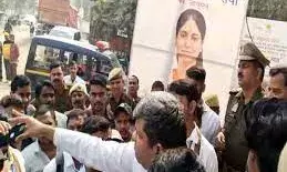 छात्र समस्याओं के बीच राजनीतिक सवाल पर नाराज हुए कैबिनेट मंत्री आशीष पटेल, युवक का फोन छीना |