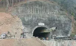 ऊपर से भी खोदाई शुरू, बाधा न आई तो श्रमिकों तक पहुंचने में लगेंगे दो दिन | ऊपर से भी खोदाई शुरू, बाधा न आई तो श्रमिकों तक पहुंचने में लगेंगे दो दिन |