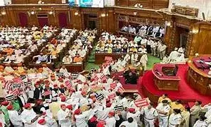 यूपी विधानसभा का शीतकालीन सत्र: सपा नेताओं ने नई नियमावली का किया विरोध, काले कपड़े पहनकर पहुंचे यूपी विधानसभा का शीतकालीन सत्र: सपा नेताओं ने नई नियमावली का किया विरोध, काले कपड़े पहनकर पहुंचे