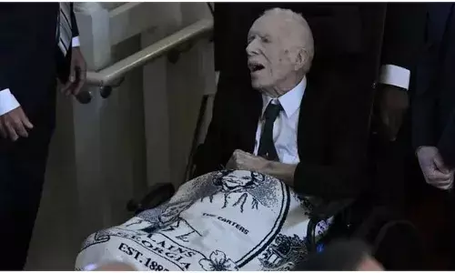 US: जब पत्नी को श्रद्धांजलि देने व्हीलचेयर से पहुंचे 99 वर्षीय पूर्व राष्ट्रपति, खुद बीमारी से पीड़ित, देखें