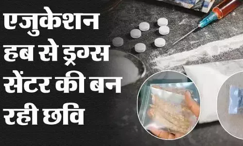 UP: ग्रेनो में नशे का काला कारोबार...सरेबाजार, महिला बोली- ‘वीडियो डिलीट कर दो, हमें तो बस कमीशन मिलता है’