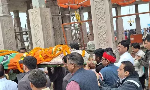 Varanasi: पंचतत्व में विलीन हुए सुनील ओजा, बेटी गंगा ने चरण छूकर अपने बाबा को दी विदाई