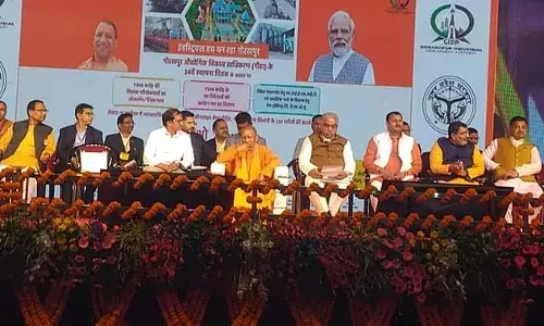 गोरखपुर में बोले सीएम योगी: गीडा से धुरियापार तक बन जाएगा औद्योगिक गलियारा, निवेशकों को सौंपा आवंटन पत्र