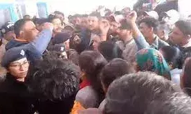 होमस्टे के कमरे में लटका मिला युवती का शव, हिरासत में लिए नौकर और मालिक....लोगों का हंगामा जारी | होमस्टे के कमरे में लटका मिला युवती का शव, हिरासत में लिए नौकर और मालिक....लोगों का हंगामा जारी |