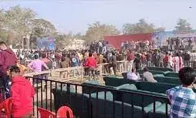 सेल्फी लेने के लिए मंच पर चढ़ गई भीड़, लोगों से करते रहे अनुरोध... फिर कार्यक्रम छोड़ लौटे शमी सेल्फी लेने के लिए मंच पर चढ़ गई भीड़, लोगों से करते रहे अनुरोध... फिर कार्यक्रम छोड़ लौटे शमी