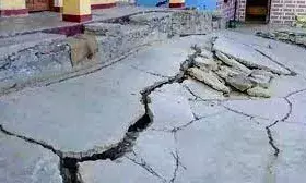 अधूरी सुरंगों से चार गांवों में धंस रही जमीन, मकानों में पड़ रहीं दरारे... हर पल दरकने का खतरा | अधूरी सुरंगों से चार गांवों में धंस रही जमीन, मकानों में पड़ रहीं दरारे... हर पल दरकने का खतरा |