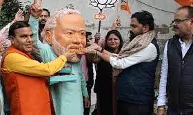 भाजपा की जीत का दिल्ली में जश्न: पार्टी मुख्यालय में कार्यकर्ताओं ने मनाई दिवाली, एक-दूसरे को खिलाई मिठाई |